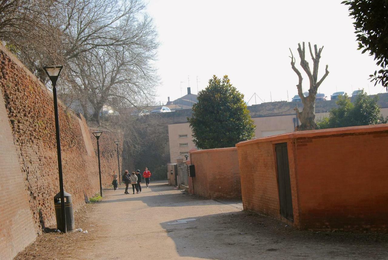 Charming Flat In Centro A Ferrara Con Posto Auto Villa Luaran gambar