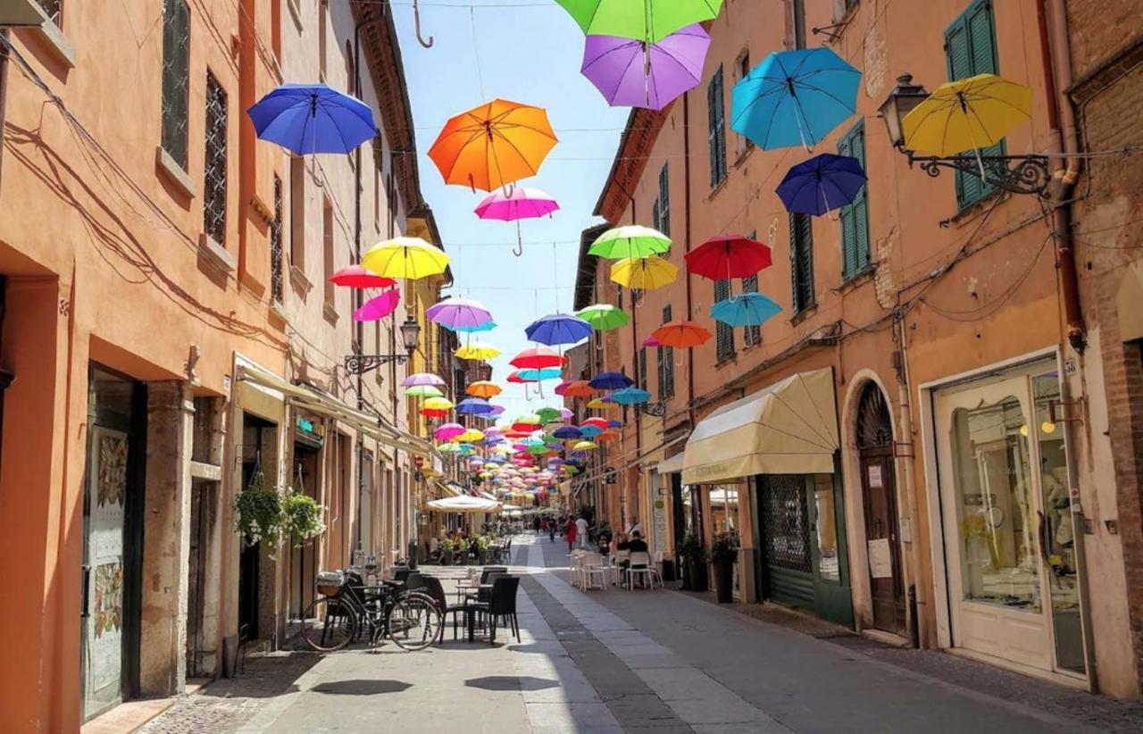 Charming Flat In Centro A Ferrara Con Posto Auto Villa Luaran gambar