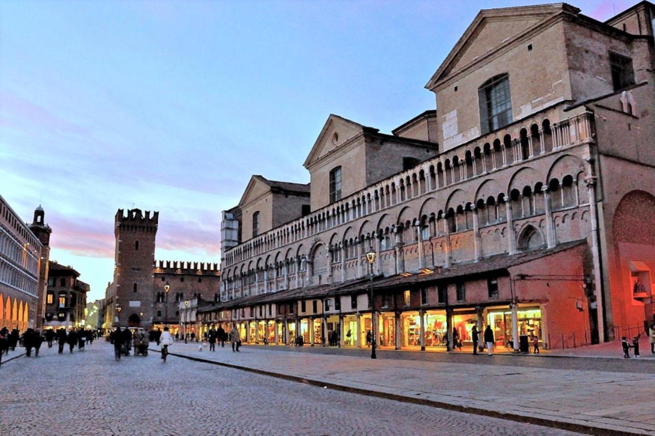Charming Flat In Centro A Ferrara Con Posto Auto Villa Luaran gambar