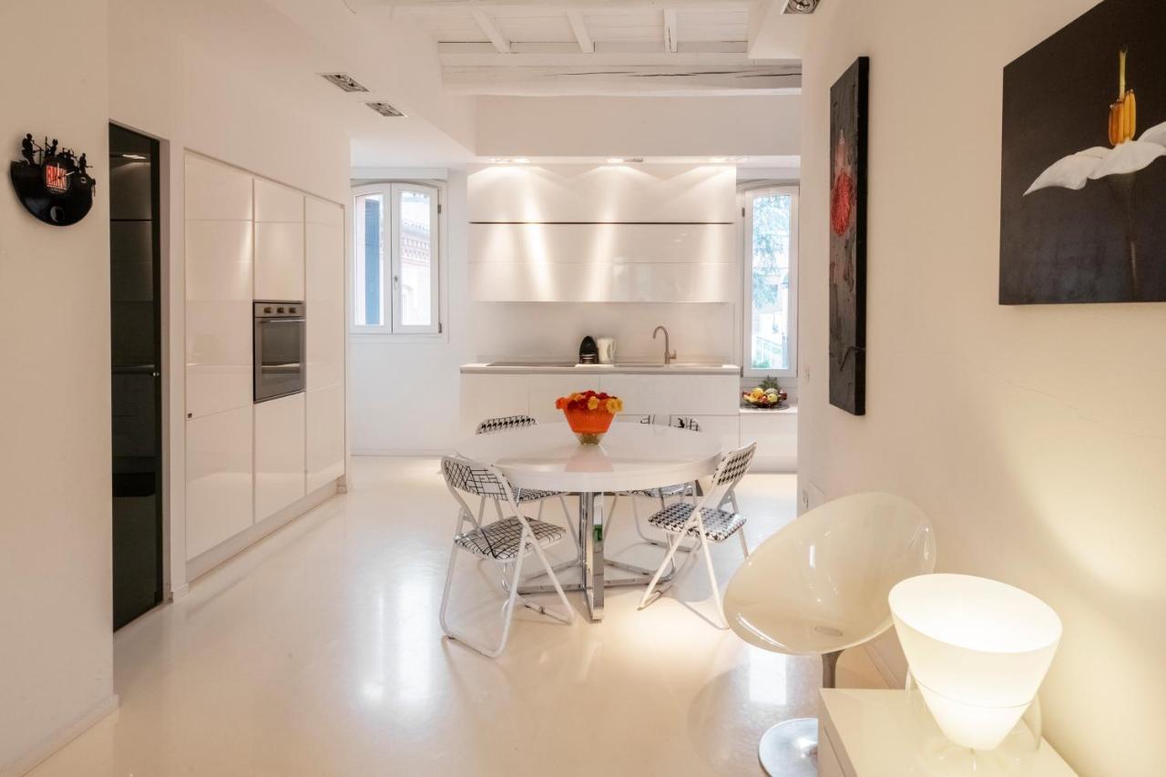 Charming Flat In Centro A Ferrara Con Posto Auto Villa Luaran gambar