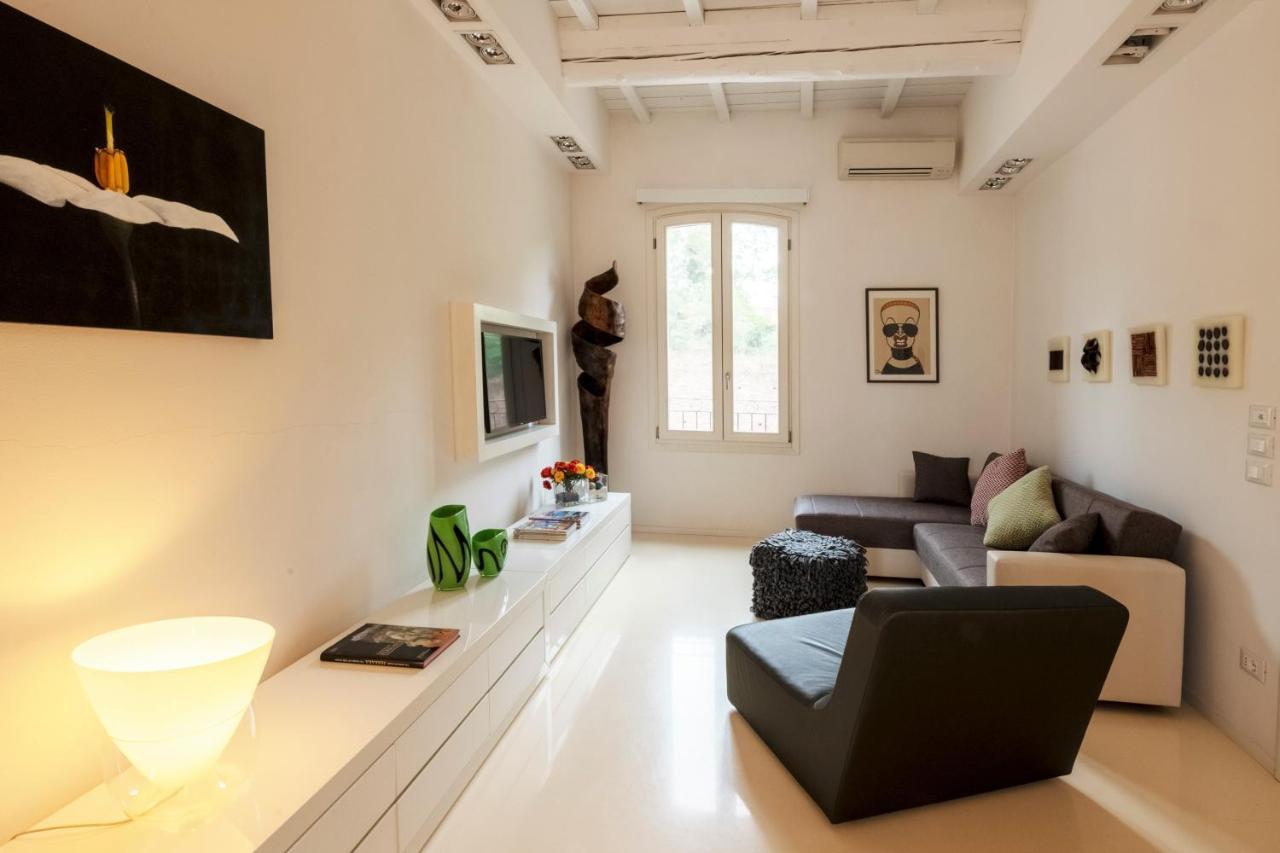 Charming Flat In Centro A Ferrara Con Posto Auto Villa Luaran gambar