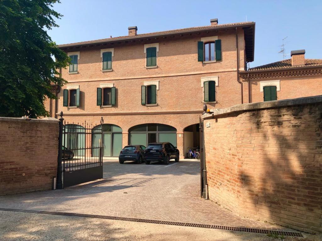 Charming Flat In Centro A Ferrara Con Posto Auto Villa Luaran gambar