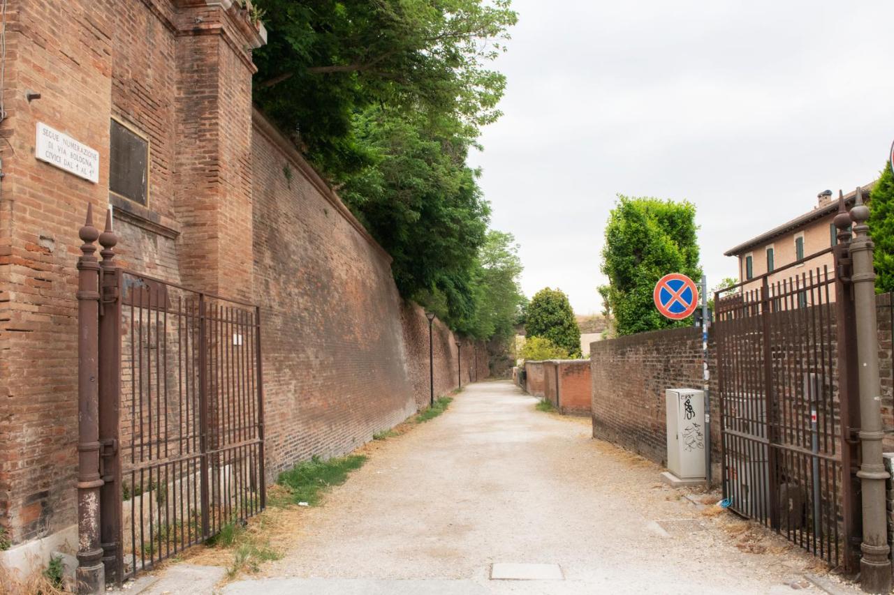 Charming Flat In Centro A Ferrara Con Posto Auto Villa Luaran gambar