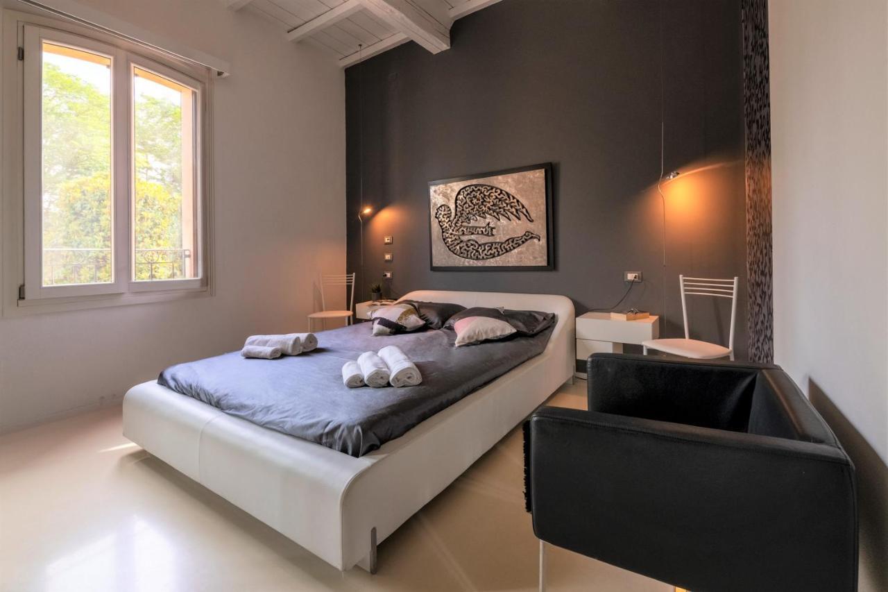 Charming Flat In Centro A Ferrara Con Posto Auto Villa Luaran gambar