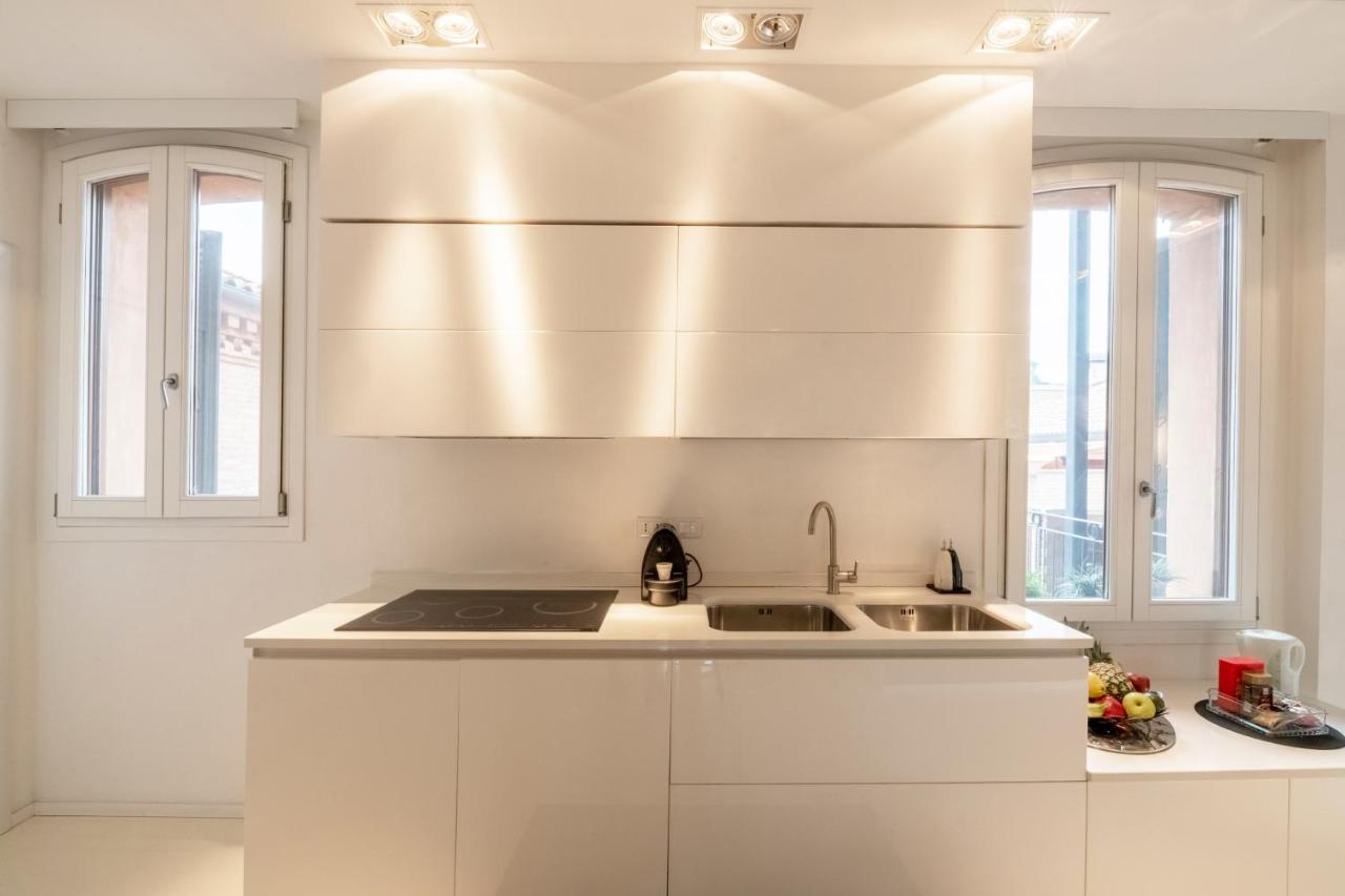 Charming Flat In Centro A Ferrara Con Posto Auto Villa Luaran gambar