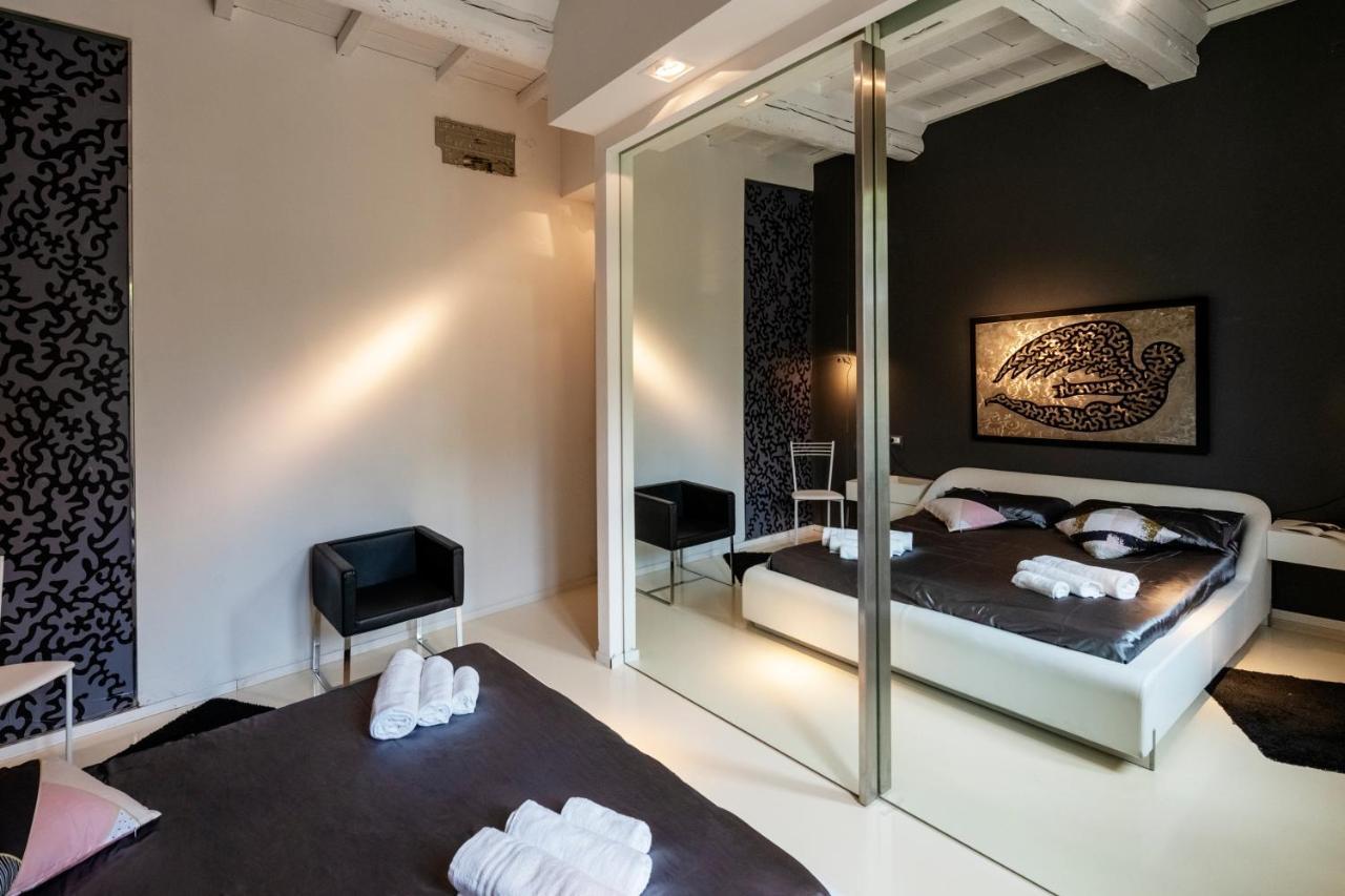 Charming Flat In Centro A Ferrara Con Posto Auto Villa Luaran gambar