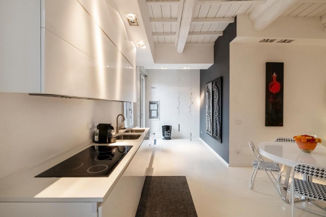 Charming Flat In Centro A Ferrara Con Posto Auto Villa Luaran gambar