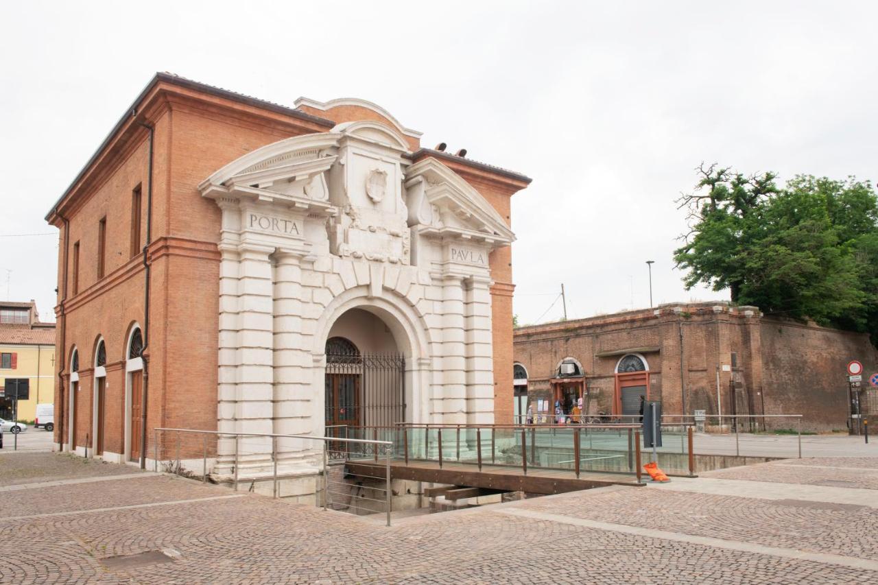 Charming Flat In Centro A Ferrara Con Posto Auto Villa Luaran gambar