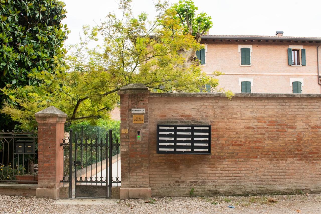 Charming Flat In Centro A Ferrara Con Posto Auto Villa Luaran gambar