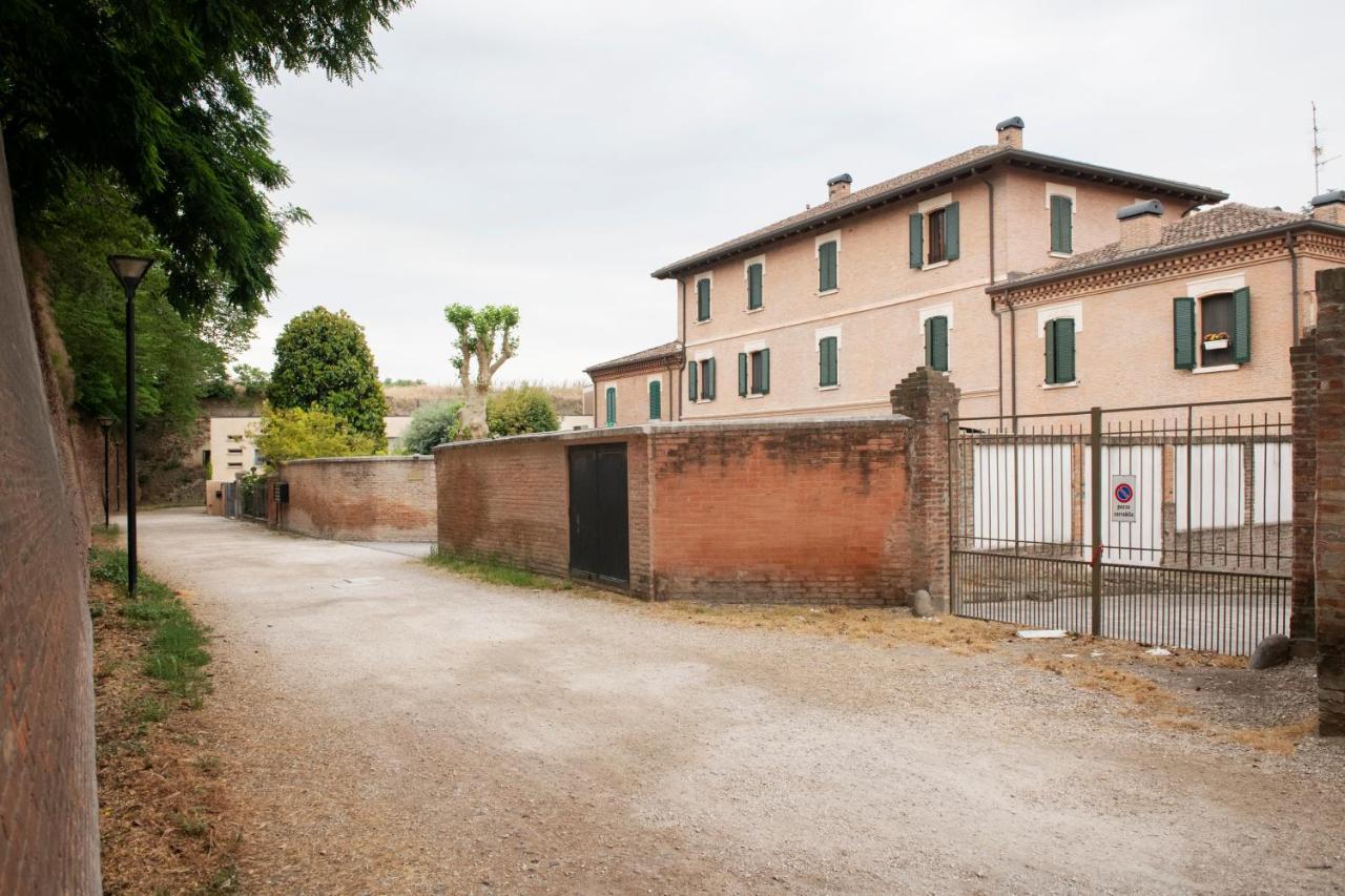 Charming Flat In Centro A Ferrara Con Posto Auto Villa Luaran gambar
