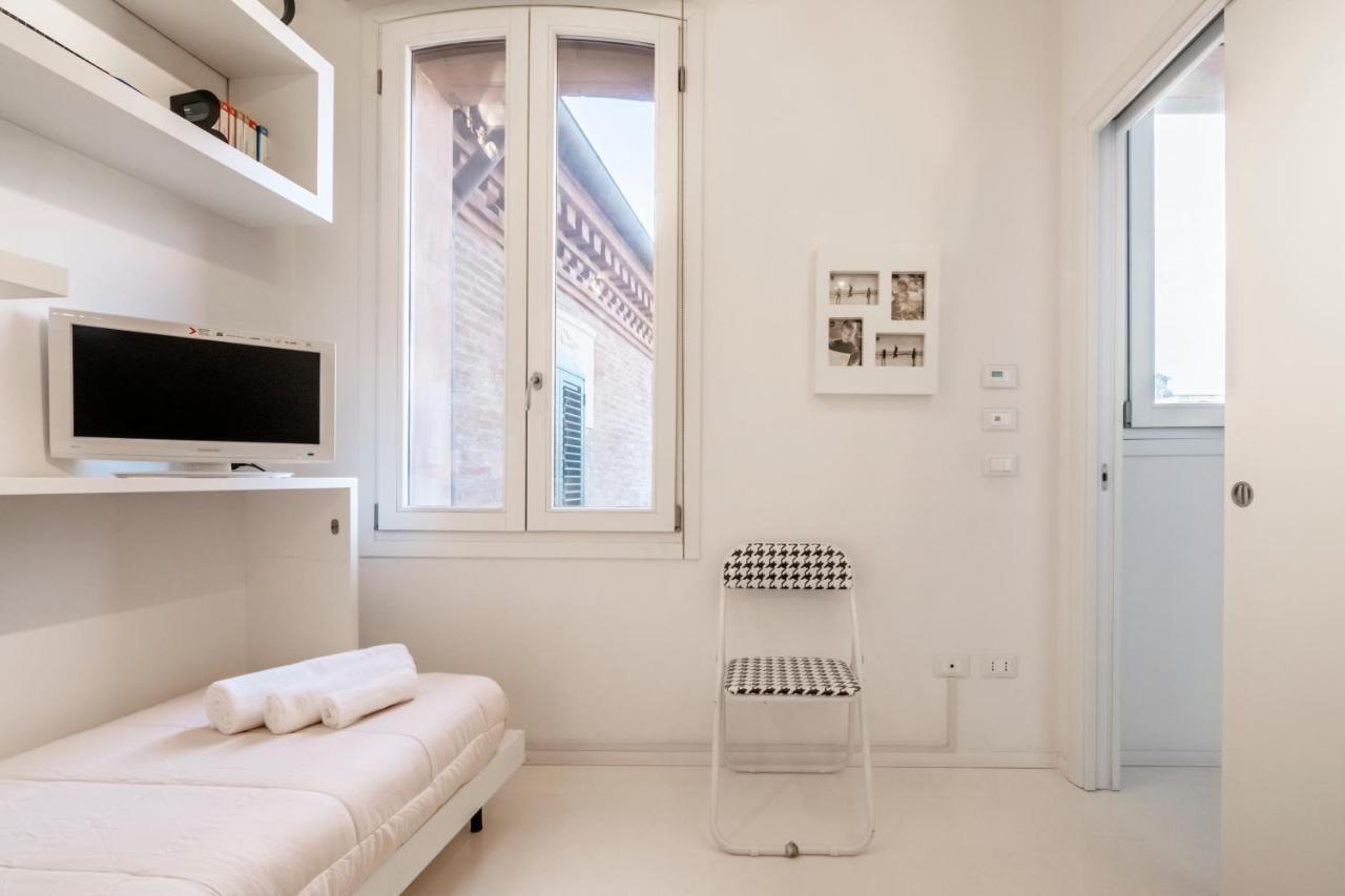 Charming Flat In Centro A Ferrara Con Posto Auto Villa Luaran gambar