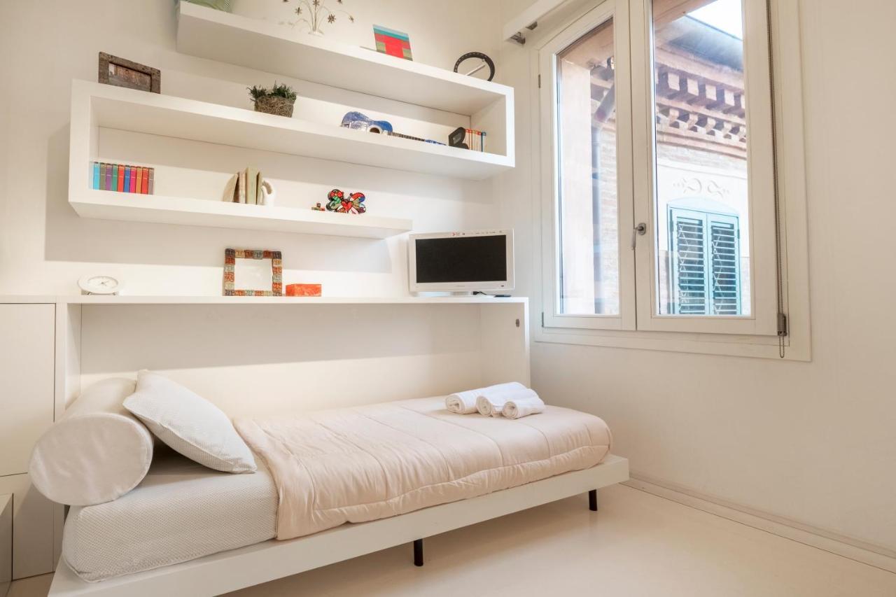 Charming Flat In Centro A Ferrara Con Posto Auto Villa Luaran gambar
