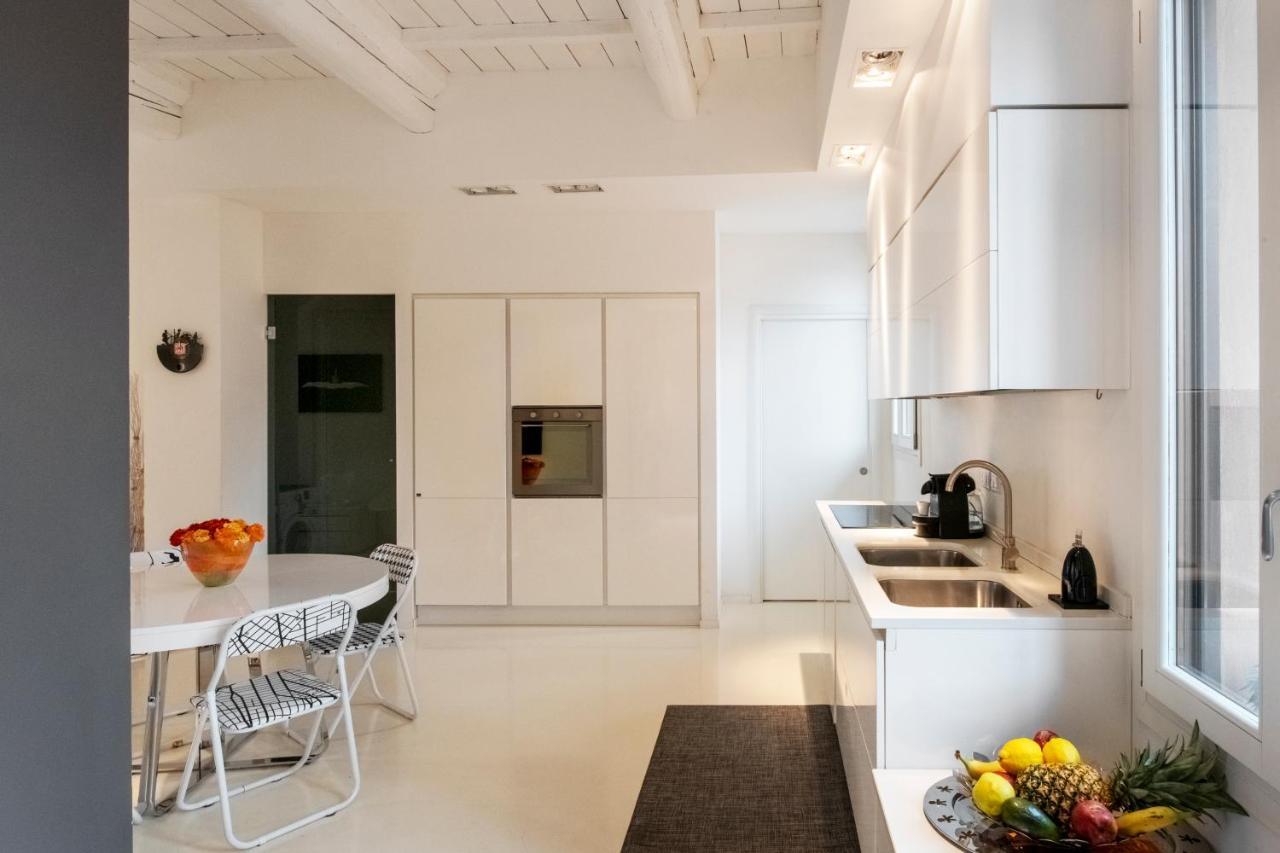 Charming Flat In Centro A Ferrara Con Posto Auto Villa Luaran gambar